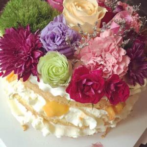 现在生日蛋糕都流行花的元素了吗？而且奶油花还这么逼真，佩服！